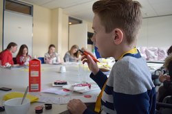 Timon auf dem Zukunftstag bei der IuK. Foto: Eva