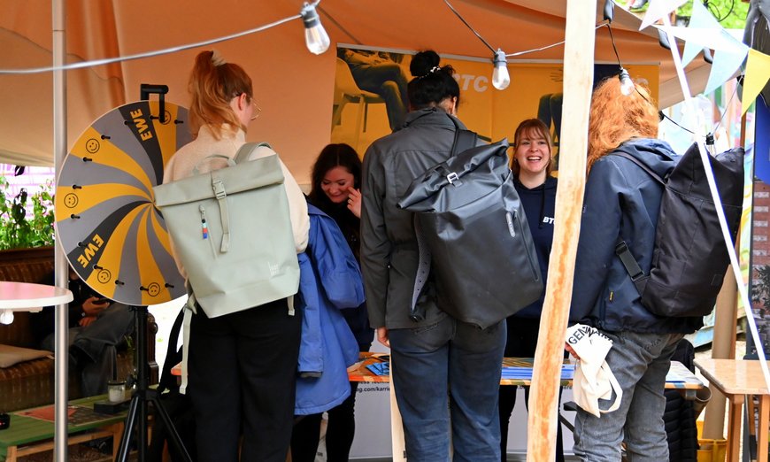 Ein Informationsstand zieht interessiertes Publikum an. Foto: Robert Gertzen