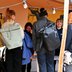 Vorschau: Ein Informationsstand zieht interessiertes Publikum an. Foto: Robert Gertzen