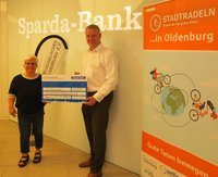 Hermann Kruse, Filialleiter Sparda-Bank West eG, überreicht den Scheck für das zweite Etappenziel an Ulrike Noël, Erste Vorsitzende Kinderlachen-Oldenburg e.V. Foto: Stadt Oldenburg