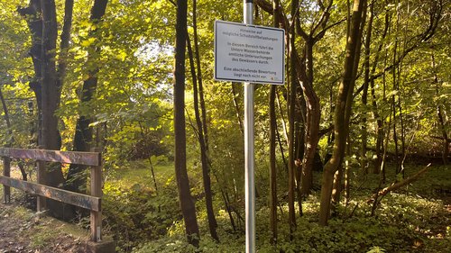 Die Stadt weist mit Schildern auf die mögliche Schadstoffbelastung hin. Foto: Stadt Oldenburg Foto: Stadt Oldenburg
