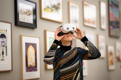 Besucherin mit VR-Brille in der Ausstellung „Christoph Niemann. Randnotizen“. Foto: Mohssen Assanimoghaddam
