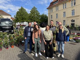(von links) D. Ostendorf, M. Beyer, L. Kewitz, A. zur Mühlen, J. Grüß, T. Kemper, K. Heitdmann mit dem Klimapinguin auf dem Wochenmarkt. Foto: Stadt Oldenburg