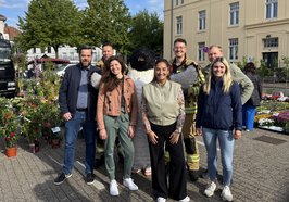 (von links) D. Ostendorf, M. Beyer, L. Kewitz, A. zur Mühlen, J. Grüß, T. Kemper, K. Heitdmann mit dem Klimapinguin auf dem Wochenmarkt. Foto: Stadt Oldenburg