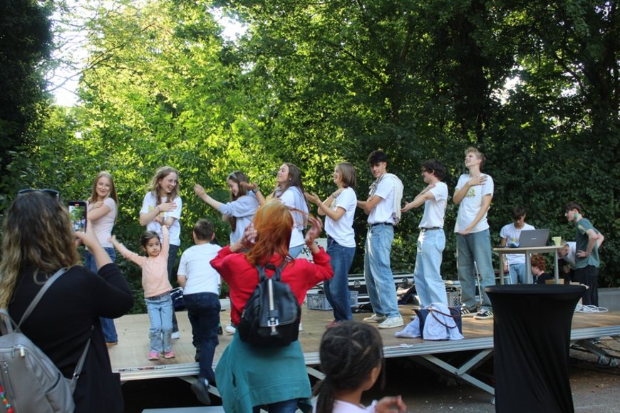 Schüler und Schülerinnen vom GEO tanzen zum Abschluss den Macarena. Foto: Sonja Deuling