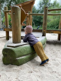 Ein Kind auf dem Quartiersspielplatz Hundsmühler Höhe. Foto: Stadt Oldenburg