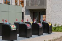 Einfach unterirdisch – so verschwindet der Hausmüll der Anwohnerinnen und Anwohner fein säuberlich getrennt in großen Containern unterhalb der Oberfläche. Foto: Sascha Stüber