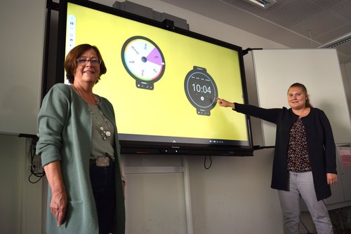 Neue Technik fürs Alte Gymnasium: Auch im AGO werden alle Unterrichtsräume mit modernen Tafeln ausgestattet. Schuldezernentin Dagmar Sachse (links) und Stella Runde (Fachdienst Schulverwaltung und Finanzen) stellten ein interaktives Display vor. Foto: Stadt Oldenburg