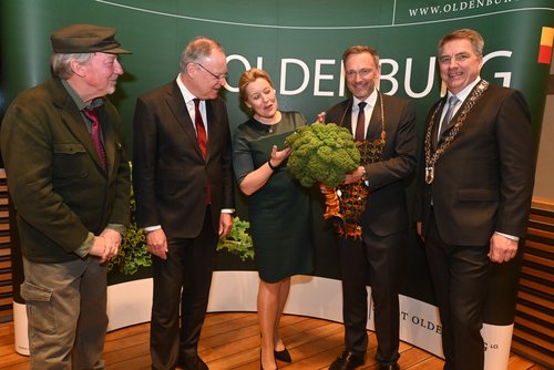 Bundesfinanzminister Christian Lindner ist neuer Kohlkönig. Berlins Bürgermeisterin Franziska Giffey, OB Jürgen Krogmann und Ministerpräsident Stephan Weil übergaben ihm die Macht. Dietmar Wischmeyer hielt die Proklamationsrede. Foto: TvR Foto: Torsten von Reeken