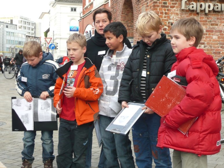 Die „kleinen Stadtführer“ und ihre Groninger Gäste am Lappan. Foto: Stadt Oldenburg