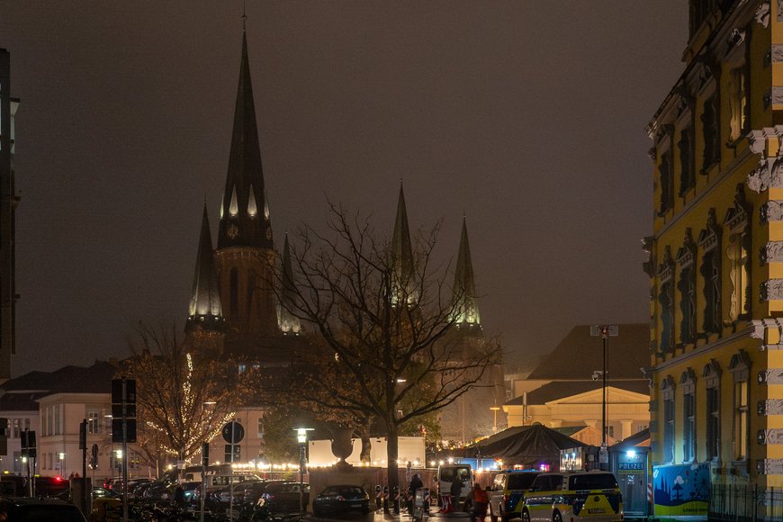 Die Lambertikirche mit den fünf beleuchteten Türmen auf dem Lamberti-Markt 2025. Foto: Sascha Stüber