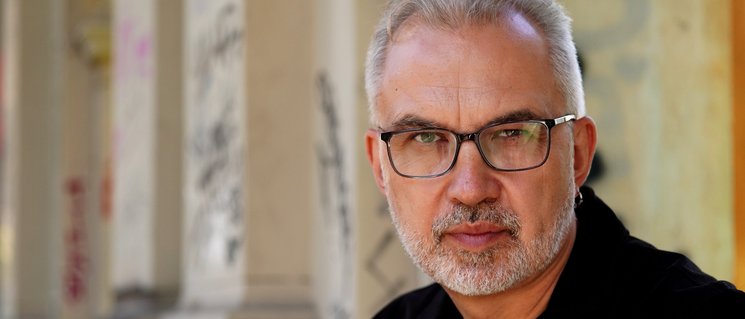 Portraitfoto des Schriftstellers Alhierd Bacharevič. Foto: Julia Cimafiejeva