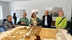 Betrachten ein Modell vom Entwicklungsgebiet „Høje Taastrup C“ (von links): Elisabeth Kullenberg (Bürgermeisterin Ängelholm), Ratsmitglied Rita Schilling, Baudezernentin Christine-Petra Schacht, Michael Ziegler (Bürgermeister Høje-Taastrup Kommune) und Ratsmitglied Nicole Piechotta. Foto: Stadt Oldenburg