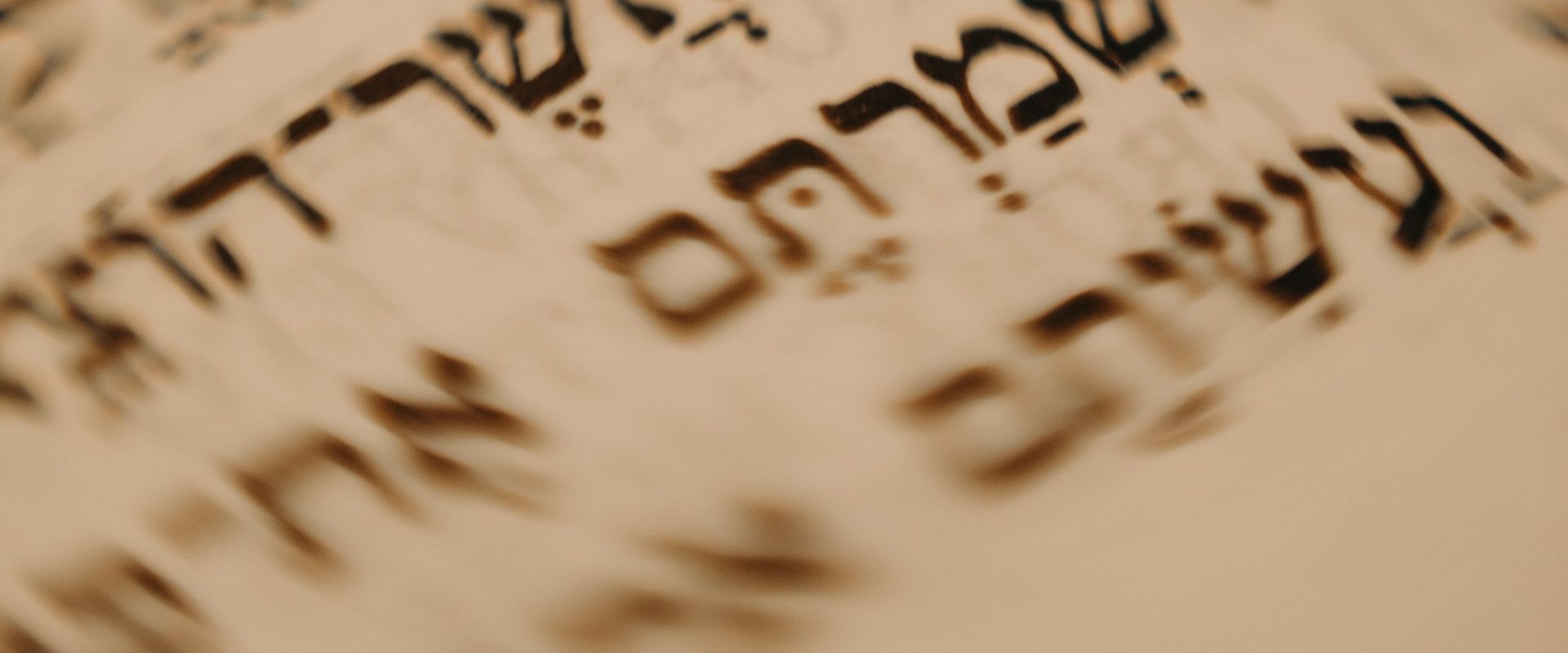 Nahaufnahme eines Buches auf Hebräisch. Foto: cottonbro studio via Pexels