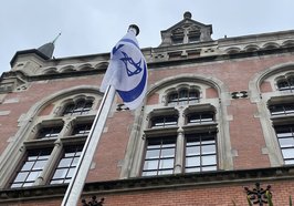 Die israelische Flagge weht vor dem Alten Rathaus. Foto: Stadt Oldenburg