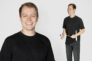 Mann mit Schlägeln. Foto: FaceLounge