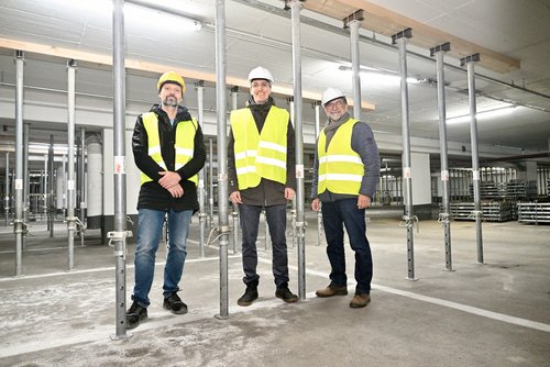 Stellten die Stabilisierungsmaßnahmen in der Tiefgarage vor: (von links) Projektleiter Pascal Strixner, Stadtrat Holger Denckmann und Klaus Schavan, Leiter des Eigenbetriebs Gebäudewirtschaft und Hochbau. Foto: Sascha Stüber Foto: Sascha Stüber
