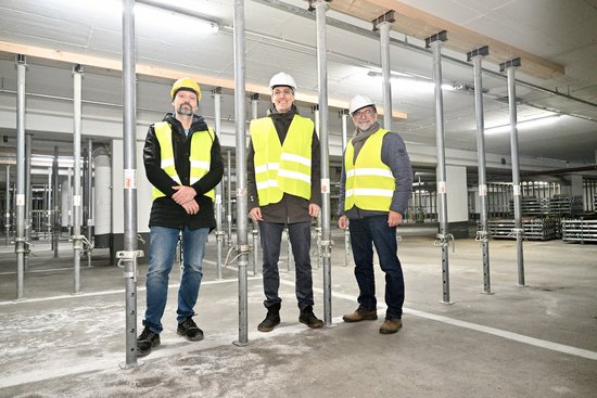Stellten die Stabilisierungsmaßnahmen in der Tiefgarage vor: (von links) Projektleiter Pascal Strixner, Stadtrat Holger Denckmann und Klaus Schavan, Leiter des Eigenbetriebs Gebäudewirtschaft und Hochbau. Foto: Sascha Stüber Foto: Sascha Stüber