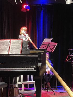 KiBum 2023 Llucia vertont das Walross Franz Ferdinand auf einem Alphorn. Foto: Stadt Oldenburg