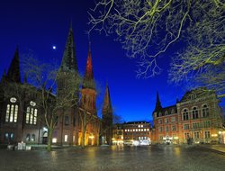 Oldenburger Markt mit Rathaus und Lambertikirche. Foto: Hans-Jürgen Zietz Oldenburger Markt mit Rathaus und Lambertikirche. Foto: Hans-Jürgen Zietz