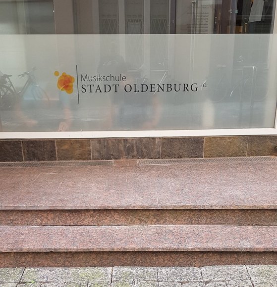 Darf natürlich nicht fehlen: das Logo der Musikschule am Schaufenster in der Baumgartenstraße 12. Foto: Stadt Oldenburg