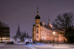 Oldenburger Schloss und Lambertikirche im Winterkleid. Foto: Hans-Jürgen Zietz