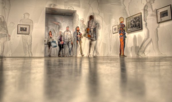 Eine Kunstaustellung mit mehreren Personen. Foto: Sabine Bley Eine Kunstaustellung mit mehreren Personen. Foto: Sabine Bley