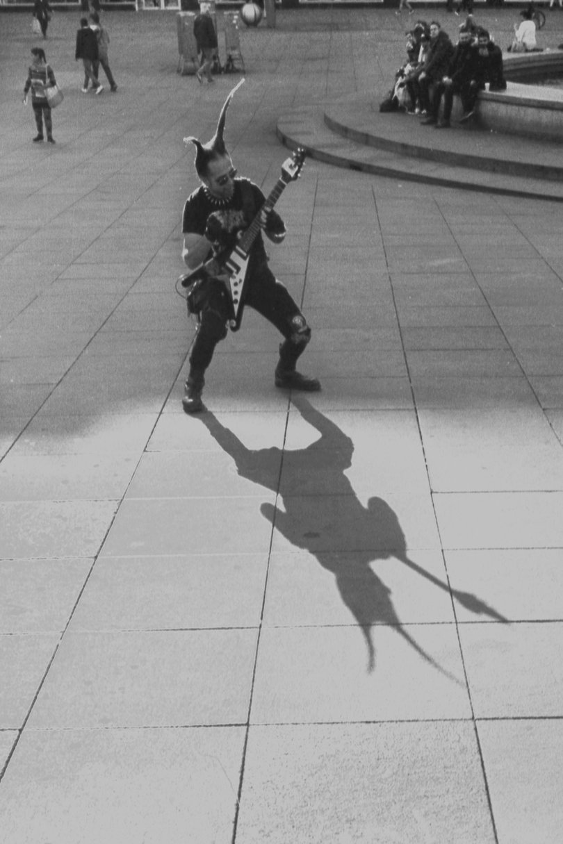 Ein Gitarrist in einem diabolischen Kostüm spielt Gitarre. Foto: Raimund Belling