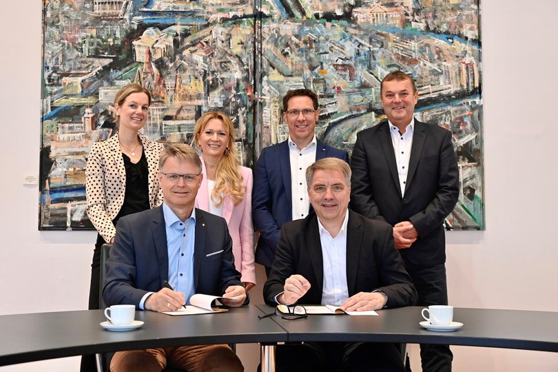 Freuen sich über die Vertragsverlängerung (hintere Reihe von links): Stadtkämmerin Dr. Julia Figura, Kerstin Meyer-Mohrmann (Containerdienst Meyer), AWB-Leiter Volker Schneider-Kühn und Lutz Siewek (Nehlsen) sowie (vorne) Carsten Heine (Heine) und Oberbürgermeister Jürgen Krogmann. Foto: Sascha Stüber