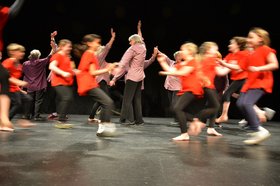 Bewegt und bewegend: Grundschüler aus Donnerschwee und Frauen vom ZFG tanzen gemeinsam. Sabine Bley