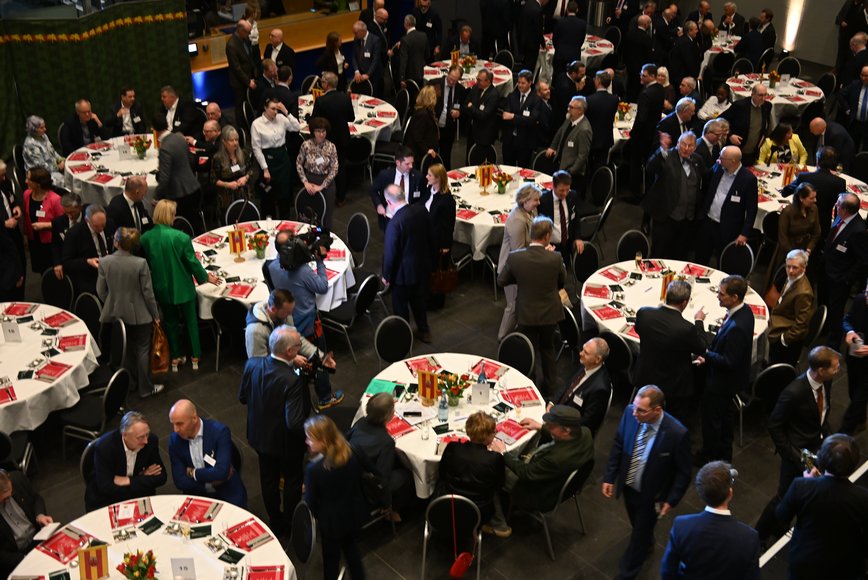 Die geladenen Gäste sitzen an runden Tischen. Foto: Torsten von Reeken