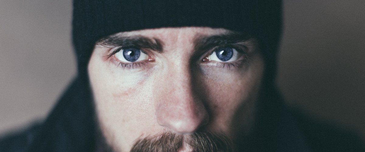 Mann mit Bart und Mütze schaut gerade in die Kamera. Foto: pexels/pixabay