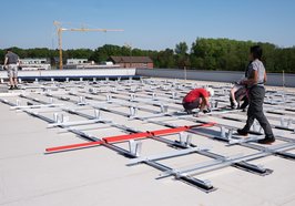 Mitglieder von Olegeno beim Installieren der PV-Anlage auf dem Dach der Quartiersgarage in Helleheide. Foto: GSG