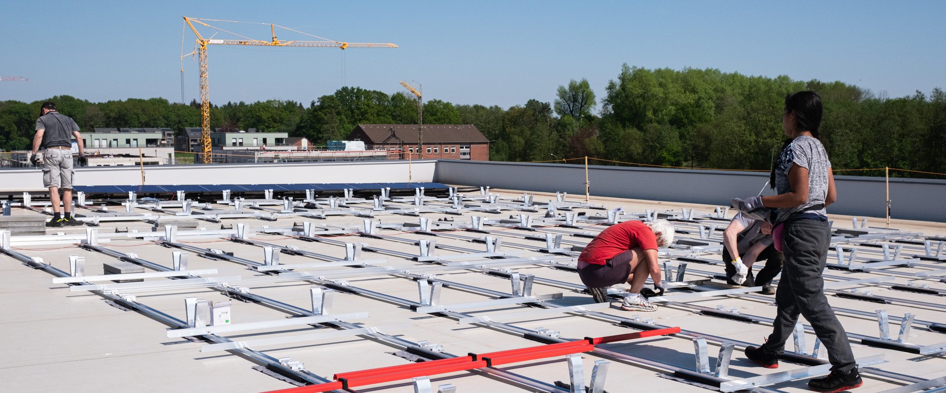 Mitglieder von Olegeno beim Installieren der PV-Anlage auf dem Dach der Quartiersgarage in Helleheide. Foto: GSG