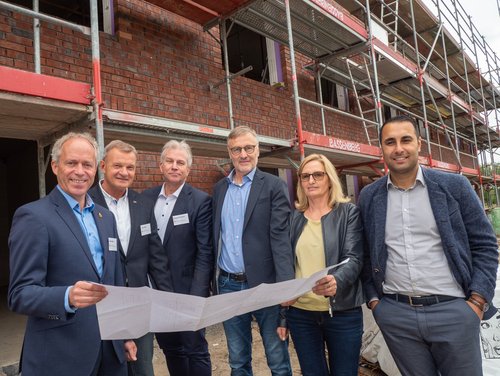 Erläuterten die Möglichkeiten der städtischen Wirtschaftsförderung: Ralph Wilken (Leiter Amt für Wirtschaftsförderung), Jörg Triebe, Roland Hentschel (Amt für Wirtschaftsförderung) sowie von der Firma Osterhues: Werner Osterhues (Inhaber), Beate Osterhues (Inhaberin) und Ahmet Dümen (Geschäftsführer). Foto: Sascha Stüber.