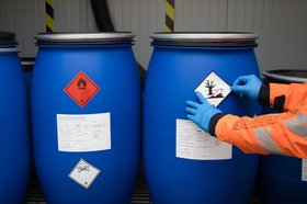 Zwei Schadstofffässer mit Sonderabfall gefüllt. Bild: Stadt Oldenburg