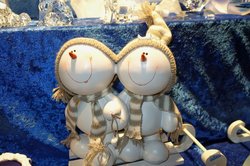Fröhliches Puppenpaar auf dem Oldenburger Weihnachtsmarkt. Foto: Hans-Jürgen Zietz