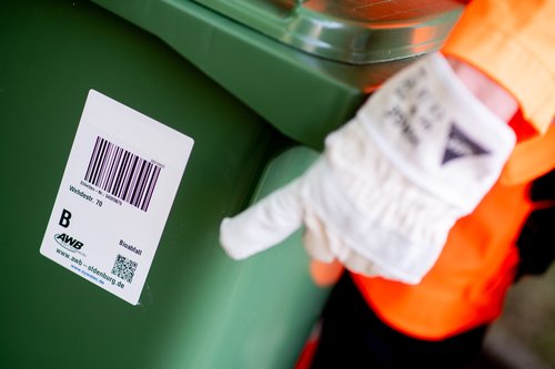 Die Hand eines Müllwerkers zeigt auf eine Biotonne des Abfallwirtschaftsbetriebs Stadt Oldenburg. Foto: Hauke-Christian Dittrich Die Hand eines Müllwerkers zeigt auf eine Biotonne des Abfallwirtschaftsbetriebs Stadt Oldenburg. Foto: Hauke-Christian Dittrich