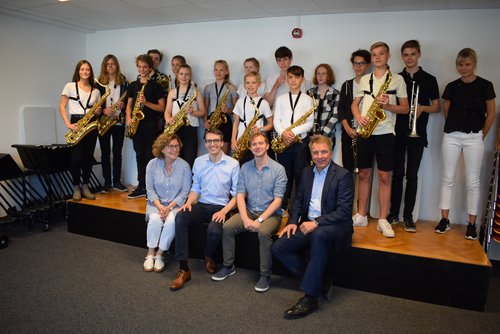 Sitzend von links: Kulturamtsleiterin Christiane Cordes, Musikschulleiter Holger Denckmann, sein Stellvertreter Philipp Schlüchtermann und Oberbürgermeister Jürgen Krogmann mit dem Ensemble „Brasserie“ unter Leitung von Dagmar Martens (hinten rechts). Foto: Stadt Oldenburg
