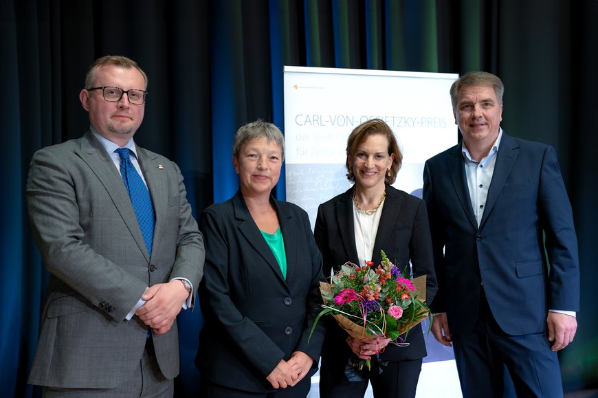 (von links): Generalkonsul Paweł Jaworski, Landtagspräsidentin Hanna Naber, CvO-Preisträgerin Anne Applebaum und Oberbürgermeister Jürgen Krogmann. Foto: Izabella Mittwollen