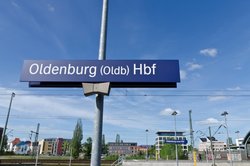 Schild am Oldenburger Hauptbahnhof. Foto: Peter Duddek