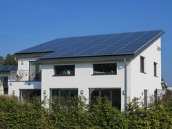 Blick auf ein Dach mit Solaranlage. Foto: Stadt Oldenburg