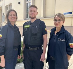 Vor dem ZAD-Dienstgebäude in der Wallstraße: Dezernentin Dr. Julia Figura (links) im Gespräch mit Fachdienstleiterin Svenja Wiesner und ihrem Vertreter Patrick Debelts. Foto: Stadt Oldenburg