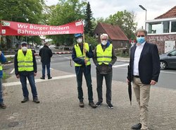 Oberbürgermeister Jürgen Krogmann vor Ort am Bahnübergang Am Stadtrand. Foto: Stadt Oldenburg