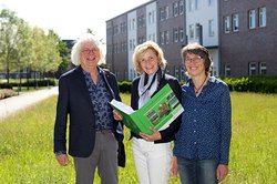 Volker Moritz (moritz-umweltplanung), Stadtbaurätin Gabriele Nießen und Petra Thiele vom Fachdienst Naturschutz und technischer Umweltschutz stellen den Landschaftsrahmenplan vor. Foto: Stadt Oldenburg