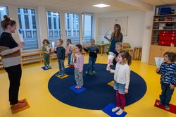 Kulturelle Entdeckungsreise: Mit Gesang und Fächern lernen die Kinder Japan kennen. Foto: Sascha Stüber Kulturelle Entdeckungsreise: Mit Gesang und Fächern lernen die Kinder Japan kennen. Foto: Sascha Stüber