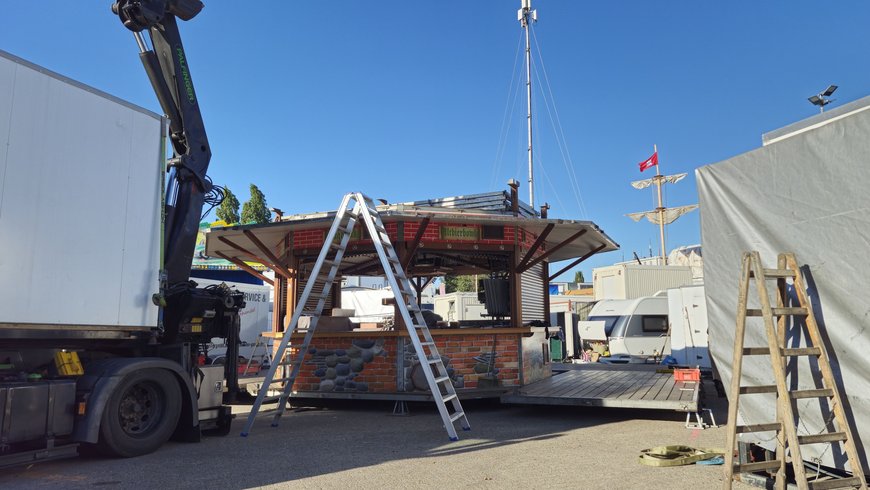 Ein Ausschank beim Aufbau auf dem Kramermarkt am 24. September 2025. Foto: Stadt Oldenburg