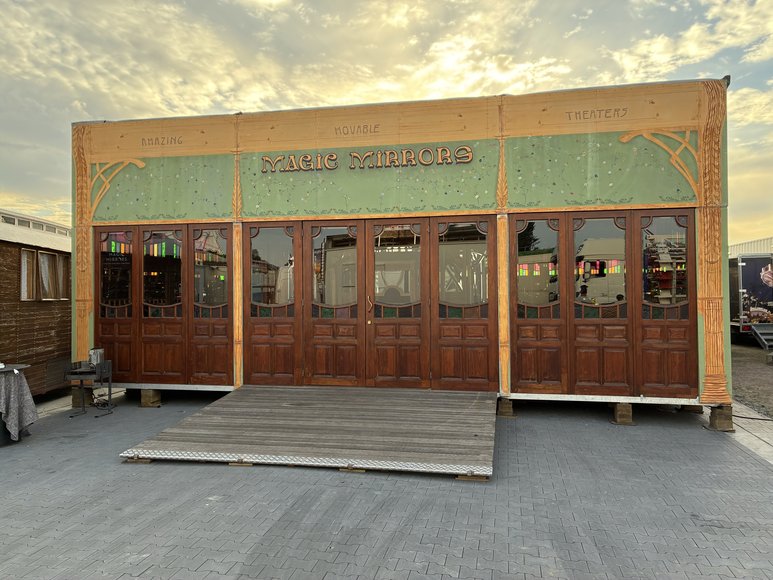 Das Spiegelzelt beim Aufbau am 29. September 2026. Foto: Stadt Oldenburg
