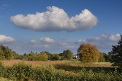 Eine Wolke segelt über die Buschhagenniederung. Foto: Hans-Jürgen Zietz