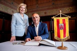Bürgermeisterin Petra Averbeck (links) empfing die Gäste aus Mateh Asher im Alten Rathaus, wo sich Landrat Moshe Davidovitz (rechts) und seine Delegation im Gästebuch verewigten. Foto: Hauke-Christian Dittrich